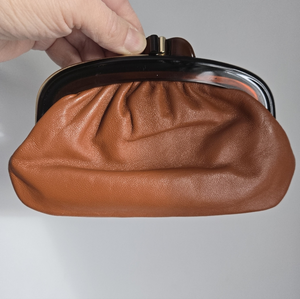 VINTAGE Brown Leather Clutch With Kiss Clasp Closer - Picture 3 of 9